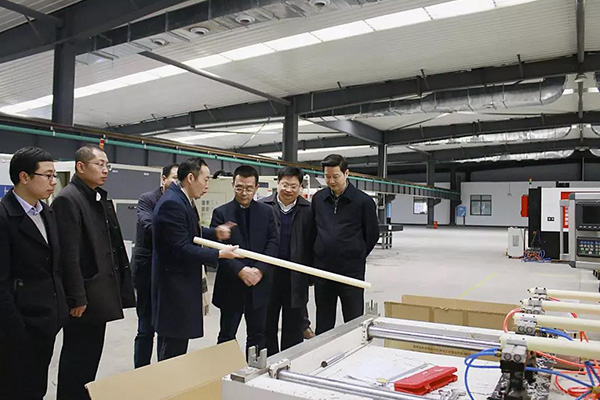 比亞迪股份有限公司副總裁劉煥明、株洲市高新區(qū)管委會(huì)副主任馬立恒、統(tǒng)戰(zhàn)部長(zhǎng)周玉智等領(lǐng)導(dǎo)一行蒞臨我司 指導(dǎo)工作